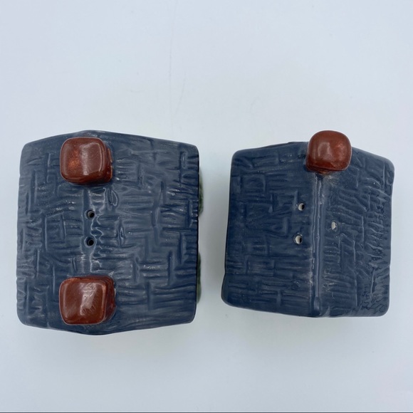 BLOCK GEAR Farmhouse & Barn Salt & Pepper Shakers - Picture 4 of 6